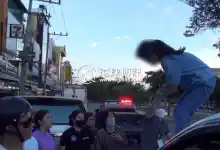 泰国清迈一名中国女子行为怪异：无故跳上路人车辆打坐引围观.....