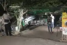 中国人开车失控 撞进路边民房